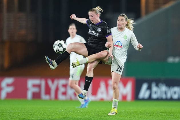11.03.2025, xydrx, Fußball, DFB-Pokal Viertelfinale Frauen, SGS Essen - SV Werder Bremen, Saison 2025 2026, Stadion an der Hafenstraße: Ramona Maier (SGS Essen, 9) im Zweikampf gegen Juliane Wirtz (SV Werder Bremen, 28) DFB regulations prohibit any use of photographs as image sequences and or quasi-video. Copyright: HMBxMedia YannisxDreimann