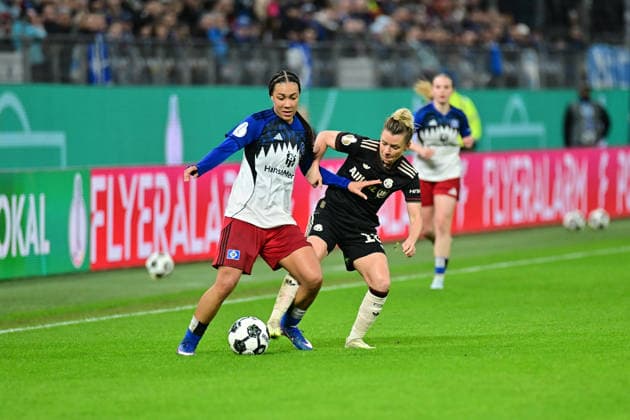 Fußball I Frauen I Saison 2025-2026 I DFB Pokal I Viertelfinale I Hamburger SV - FC Bayern München I 11.03.2026 Zweikampf, Duell: Melina Krüger (9, Hamburger SV) und Linda Dallmann (10, FC Bayern München). Hamburg Volksparkstadion Hamburg Deutschland Copyright: xLobeca WolfxGebhardtx