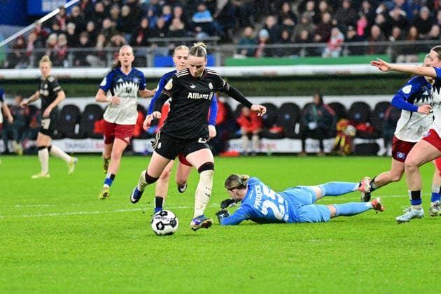 Fußball I Frauen I Saison 2025-2026 I DFB Pokal I Viertelfinale I Hamburger SV - FC Bayern München I 11.03.2026 Franziska Kett (20, FC Bayern München) umspielt Lea Paulick (25, Hamburger SV) und erzielt das 0:2. Hamburg Volksparkstadion Hamburg Deutschland Copyright: xLobeca WolfxGebhardtx