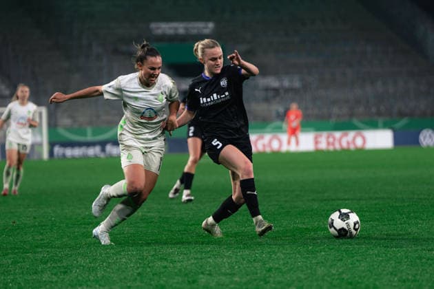 Paula Flach of SGS Essen and Maja Sternad of SV Werder Bremen during the quarter final match of the DFB Pokal Frauen game between SGS Essen and SV Werder Bremen at Stadion an der Hafenstraße on March 11, 2026 in Essen, Germany Copyright: xLeoniexKiehlx xSPPx Sportspressphoto_SPR108119