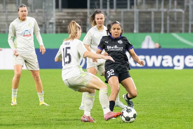 Zweikampf zwischen Michelle Weiss (SV Werder Bremen, 15) und Ella Touon (SGS Essen, 32). SGS Essen vs. SV Werder Bremen, Fussball, DFB-Pokal Frauen, Viertelfinale, Saison 2025 2026, 11.03.2026 DFL DFB Regulations prohibit any use of Photographs as image sequences and or Quasivideo SGS Essen vs. SV Werder Bremen, Fussball, DFB-Pokal Frauen, Viertelfinale, Saison 2025 2026, 11.03.2026 Essen Copyright: xEibner-Pressefoto ThomasxHaeslerx EP_THR