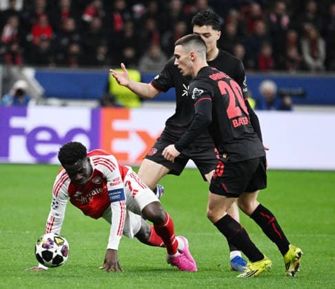 23.02.2026, xophax, Fussball , UEFA Champions League , 2025 2026 , Bayer Leverkusen gegen FC Arsenal London. Bukayo Saka , links ( Arsenal ) gegen Ibrahim Maza und Alejandro Grimaldo ( beide Bayer 04 ) Leverkusen
