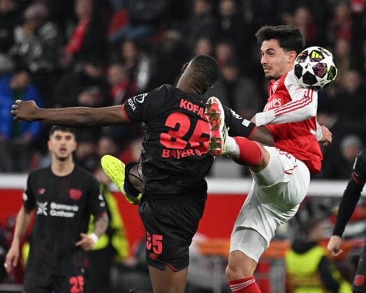 23.02.2026, xophax, Fussball , UEFA Champions League , 2025 2026 , Bayer Leverkusen gegen FC Arsenal London. Christian Kofane, links ( Bayer 04 ) und Martin Zubimendi , rechts ( Arsenal ) Leverkusen