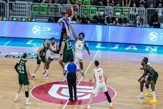 GER, BKT EuroCup, Saison 2025 2026, Achteffinale, Cedevita Olimpija Ljubljana- Niners Chemnitz 11.03.2026, Arena Stozice, Ljubljana, GER, BKT EuroCup, Saison 2025 2026, Achteffinale, Cedevita Olimpija Ljubljana- Niners Chemnitz Tipp off, Roman Bedime (Niners Chemnitz, 35), Thomas Kennedy (Cedevita Olimpija Ljubljana 54) Foto Alexander Trienitz Ljubljana Arena Stozice Slowenien