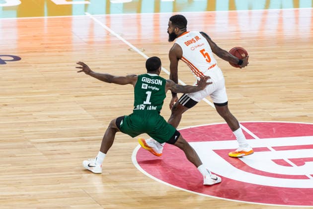 GER, BKT EuroCup, Saison 2025 2026, Achteffinale, Cedevita Olimpija Ljubljana- Niners Chemnitz 11.03.2026, Arena Stozice, Ljubljana, GER, BKT EuroCup, Saison 2025 2026, Achteffinale, Cedevita Olimpija Ljubljana- Niners Chemnitz Corey Davis Jr. (Niners Chemnitz, 5), Umoja Gibson (Cedevita Olimpija Ljubljana 1) Foto Alexander Trienitz Ljubljana Arena Stozice Slowenien