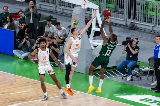 GER, BKT EuroCup, Saison 2025 2026, Achteffinale, Cedevita Olimpija Ljubljana- Niners Chemnitz 11.03.2026, Arena Stozice, Ljubljana, GER, BKT EuroCup, Saison 2025 2026, Achteffinale, Cedevita Olimpija Ljubljana- Niners Chemnitz Dj Stewart (Cedevita Olimpija Ljubljana 0), Yordan Minchev (Niners Chemnitz, 91) Foto Alexander Trienitz Ljubljana Arena Stozice Slowenien