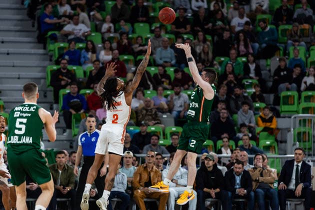 GER, BKT EuroCup, Saison 2025 2026, Achteffinale, Cedevita Olimpija Ljubljana- Niners Chemnitz 11.03.2026, Arena Stozice, Ljubljana, GER, BKT EuroCup, Saison 2025 2026, Achteffinale, Cedevita Olimpija Ljubljana- Niners Chemnitz Joseph Girard III (Cedevita Olimpija Ljubljana 2), Nike Sibande (Niners Chemnitz, 2) Foto Alexander Trienitz Ljubljana Arena Stozice Slowenien
