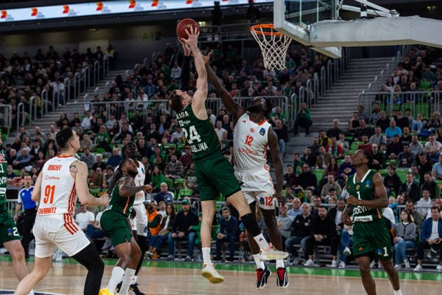 GER, BKT EuroCup, Saison 2025 2026, Achteffinale, Cedevita Olimpija Ljubljana- Niners Chemnitz 11.03.2026, Arena Stozice, Ljubljana, GER, BKT EuroCup, Saison 2025 2026, Achteffinale, Cedevita Olimpija Ljubljana- Niners Chemnitz David Skara (Cedevita Olimpija Ljubljana 24), Amadou Sow (Niners Chemnitz, 12) Foto Alexander Trienitz Ljubljana Arena Stozice Slowenien