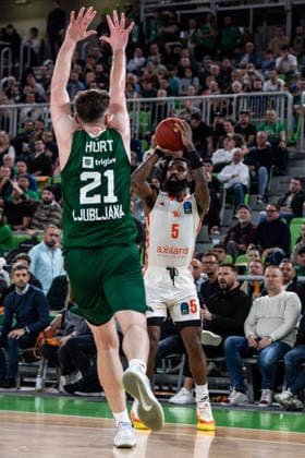 GER, BKT EuroCup, Saison 2025 2026, Achteffinale, Cedevita Olimpija Ljubljana- Niners Chemnitz 11.03.2026, Arena Stozice, Ljubljana, GER, BKT EuroCup, Saison 2025 2026, Achteffinale, Cedevita Olimpija Ljubljana- Niners Chemnitz Corey Davis Jr. (Niners Chemnitz, 5), Matthew Hurt (Cedevita Olimpija Ljubljana 21) Foto Alexander Trienitz Ljubljana Arena Stozice Slowenien