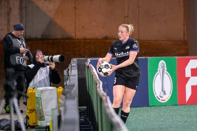 Deutschland: Fussball DFB Pokal Frauen-Viertelfinale 2025 2026 - SGS Essen vs SV Werder Bremen - Stadion an der Hafenstrasse (Essen): mit Ball Ramona Maier (SGS Essen, 9) Copyright: xOrhanxHabashx