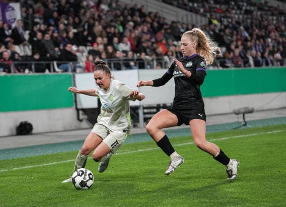 Deutschland: DFB-Pokal Frauen 2025 2026, SGS Essen vs SV Werder Bremen, Mittwoch 11.03.2026 Stadion an der Hafenstraße (Nordrhein-Westfalen, Deutschland) Maja Sternad (SV Werder Bremen, 11) Julie Terlinden (SGS Essen, 2) Copyright: xMerlexKölkingx
