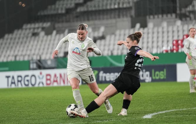 Deutschland: DFB-Pokal Frauen 2025 2026, SGS Essen vs SV Werder Bremen, Mittwoch 11.03.2026 Stadion an der Hafenstraße (Nordrhein-Westfalen, Deutschland) Lina Hausicke (SV Werder Bremen, 18) Paulina Platner (SGS Essen, 25) im Zweikampf Copyright: xMerlexKölkingx