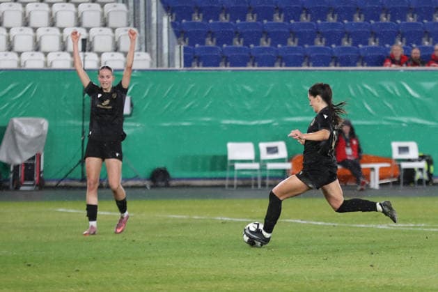 DFB-Pokal Frauen: FC Carl Zeiss Jena - SC Sand 1946; 11.03.26 Olivia Matilde Johansson Alcaide (9, Carl Zeiss Jena) holt zum Torschuss aus und erzielt den Treffer zum 3:1. Im Hintergrund wird schon gejubelt. Fußball, DFB-Pokal Frauen, Viertelfinale: FC Carl Zeiss Jena vs. SC Sand 1946 am 11.03.26 im Ernst-Abbe-Sportfeld ad hoc arena, Jena. DFL REGULATIONS PROHIBIT ANY USE OF PHOTOGRAPHS AS IMAGE SEQUENCES AND OR QUASI-VIDEO. Copyright: xBEAUTIFULxSPORTS JanxKaeferx