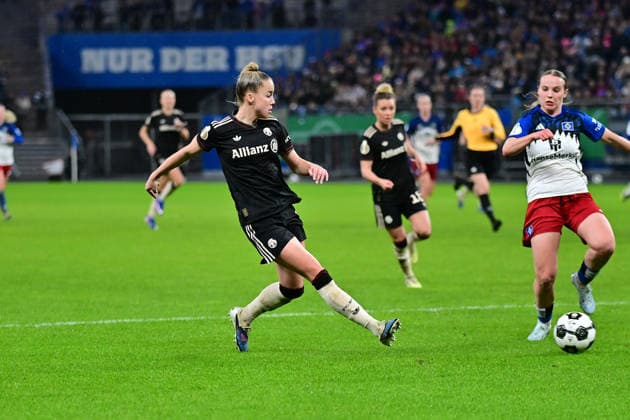 Fußball I Frauen I Saison 2025-2026 I DFB Pokal I Viertelfinale I Hamburger SV - FC Bayern München I 11.03.2026 Giulia Gwinn (7, FC Bayern München) passt im Strafraum. Hamburg Volksparkstadion Hamburg Deutschland Copyright: xLobeca WolfxGebhardtx