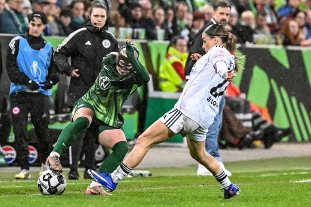 Fußball I Frauen I Saison 2025-2026 I DFB-Pokal I VfL Wolfsburg - Eintracht Frankfurt I 11.03.2026 Zweikampf Thea Bjelde (2, VfL Wolfsburg) gegen Ereleta Memeti (27, Eintracht Frankfurt) Wolfsburg AOK Stadion Niedersachsen Deutschland Copyright: xLobeca InesxHähnelx
