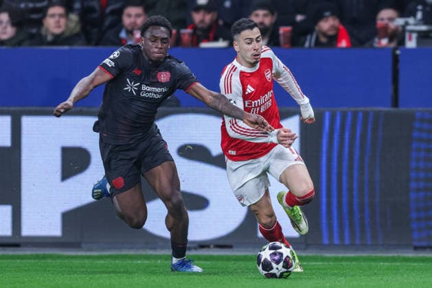 Fußball Champions League Achtelfinale Bayer 04 Leverkusen - FC Arsenal am 11.03.2026 in der BayArena in Leverkusen Ernest Poku ( Leverkusen ), links - Gabriel Martinelli ( Arsenal ), rechts