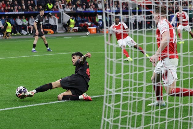 GER, UEFA CL, Achtelfinale, Bayer 04 Leverkusen (GER) vs. FC Arsenal (ENG), 11.03.2026, BayArena, Leverkusen, GER, UEFA CL, Achtelfinale, Bayer 04 Leverkusen (GER) vs. FC Arsenal (ENG), , im Bild: Exequiel Palacios (Leverkusen 25), rettet den Ball im Strafraum vor dem Gegner