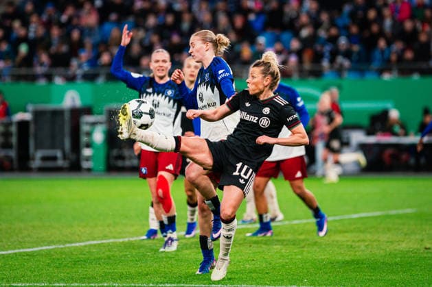 DFB-Pokal Frauen: Hamburger SV vs. FC Bayern München,11.03.2026 Linda Dallmann (FC Bayern München, 10) mit der Vorlage zum 0:3; Fußball, DFB-Pokal Frauen, Viertelfinale: Hamburger SV vs. FC Bayern München am 11.03.2026 im Volksparkstadion, Hamburg DFB REGULATIONS PROHIBIT ANY USE OF PHOTOGRAPHS AS IMAGE SEQUENCES AND OR QUASI-VIDEO. Copyright: xBEAUTIFULxSPORTS Tonhäuserx