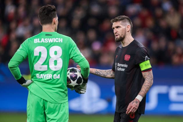 11.03.2026, Fussball, Achtelfinale der UEFA Champions League, Bayer 04 Leverkusen - Arsenal London, v. l. Torwart Janis Blaswich (Bayer 04 Leverkusen) spricht mit Robert Andrich (Bayer 04 Leverkusen). Leverkusen BayArena NRW Deutschland xRHR-FOTO DEx Copyright: DennisxEwert RHR-FOTOx RHR-FOTO DE