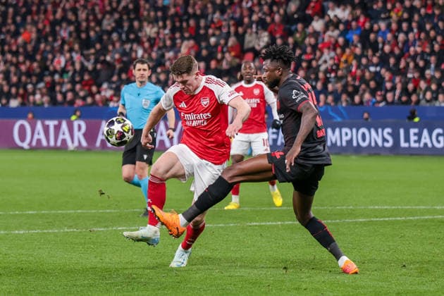 11.03.2026, Fussball, Achtelfinale der UEFA Champions League, Bayer 04 Leverkusen - Arsenal London, v. l. Viktor Gyökeres (Arsenal London) im Duell mit Edmond Tapsoba (Bayer 04 Leverkusen). Leverkusen BayArena NRW Deutschland xRHR-FOTO DEx Copyright: DennisxEwert RHR-FOTOx RHR-FOTO DE