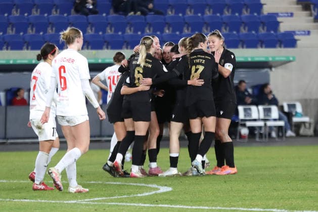 DFB-Pokal Frauen: FC Carl Zeiss Jena - SC Sand 1946; 11.03.26 Das Team von Jena liegt sich in den Armen, Tot-Jubel nach dem 4:1. Fußball, DFB-Pokal Frauen, Viertelfinale: FC Carl Zeiss Jena vs. SC Sand 1946 am 11.03.26 im Ernst-Abbe-Sportfeld ad hoc arena, Jena. DFL REGULATIONS PROHIBIT ANY USE OF PHOTOGRAPHS AS IMAGE SEQUENCES AND OR QUASI-VIDEO. Copyright: xBEAUTIFULxSPORTS JanxKaeferx