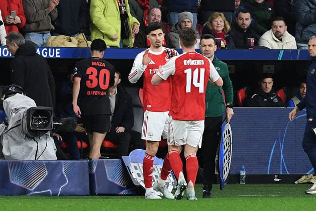 Kai Havertz (FC Arsenal) und Viktor Gyökeres (FC Arsenal) Spielerwechsel waehrend des Spiels der UEFA Champions League 2025 26, Achtelfinale, Hinspiel zwischen Bayer 04 Leverkusen und FC Arsenal, BayArena am 11. March 2026 in Leverkusen, Deutschland. (Foto von Ralf Treese DeFodi Images) +++ Kai Havertz (FC Arsenal) und Viktor Gyökeres (FC Arsenal) player substitution during the UEFA Champions League 2025 26 Round of 16, First Leg, match between Bayer 04 Leverkusen and FC Arsenal at BayArena on February 24, 2026 in Leverkusen, Germany. (Photo by Ralf Treese DeFodi Images) -