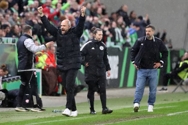 VfL vs. Frankfurt, DFB-Pokal Frauen Wolfsburg, 11.03.2026, Fußball, Frauen, VfL Wolfsburg vs. Eintracht Frankfurt, Viertelfinale DFB-Pokal, Saison 2025 2026. Schlussjubel, Cheftrainer Stephan Lerch (VfL Wolfsburg), enttäuscht: Cheftrainer Niko Arnautis (Eintracht Frankfurt) AOK Stadion Deutschland