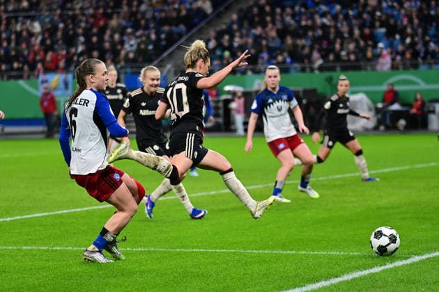 Fußball I Frauen I Saison 2025-2026 I DFB Pokal I Viertelfinale I Hamburger SV - FC Bayern München I 11.03.2026 Annaleen Katharina Böhler (6, Hamburger SV) kann gegen Linda Dallmann (10, FC Bayern München) im Strafraum gerade noch den Ball ins Aus spielen. Hamburg Volksparkstadion Hamburg Deutschland Copyright: xLobeca WolfxGebhardtx