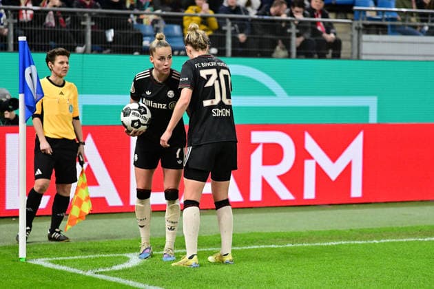 Fußball I Frauen I Saison 2025-2026 I DFB Pokal I Viertelfinale I Hamburger SV - FC Bayern München I 11.03.2026 Giulia Gwinn (7, FC Bayern München) und Carolin Simon (30, FC Bayern München) besprechen sich vor einem Eckball. Hamburg Volksparkstadion Hamburg Deutschland Copyright: xLobeca WolfxGebhardtx