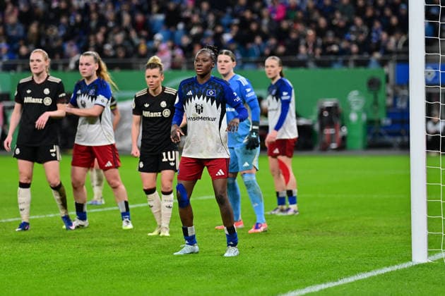 Fußball I Frauen I Saison 2025-2026 I DFB Pokal I Viertelfinale I Hamburger SV - FC Bayern München I 11.03.2026 In der Bildmitte Magou Doucoure (2, Hamburger SV) in Erwartung eines Eckballs. Hamburg Volksparkstadion Hamburg Deutschland Copyright: xLobeca WolfxGebhardtx