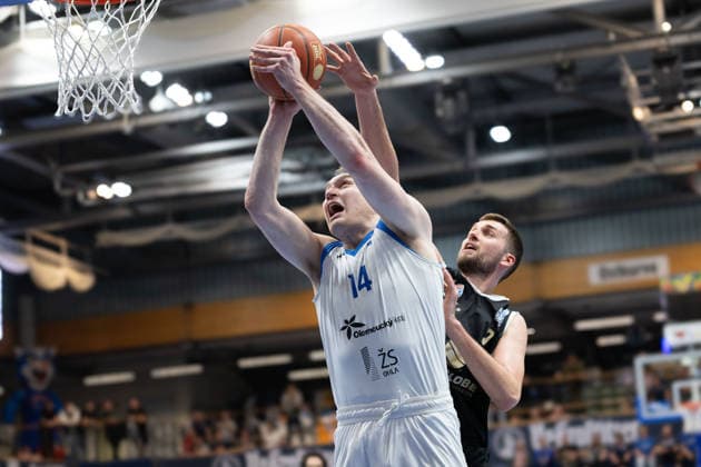 Kyler Filewich (BKO, 14), Kresimir Nikic (MBC. 9), Syntainics MBC vs. BK Olomoucko, European North Basketball League, Achtelfinale, 2025 26, Deutschland, Tschechien, 11.03.2026. Weissenfels Stadthalle Sachsen-Anhalt Deutschland