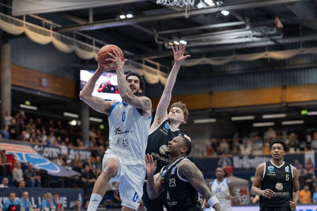 Marek Ayers Nelson (BKO, 0), Perttu Blomgren (MBC, 20), Charles Callison (MBC, 23), Syntainics MBC vs. BK Olomoucko, European North Basketball League, Achtelfinale, 2025 26, Deutschland, Tschechien, 11.03.2026. Weissenfels Stadthalle Sachsen-Anhalt Deutschland