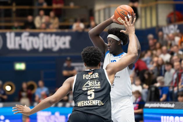 Marcus Foster (MBC, 5), Jonathan Bernie Andre (BKO, 10), Syntainics MBC vs. BK Olomoucko, European North Basketball League, Achtelfinale, 2025 26, Deutschland, Tschechien, 11.03.2026. Weissenfels Stadthalle Sachsen-Anhalt Deutschland