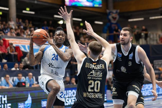 Lamb Autrey (BKO, 24), Perttu Blomgren (MBC, 20), Kresimir Nikic (MBC. 9), Syntainics MBC vs. BK Olomoucko, European North Basketball League, Achtelfinale, 2025 26, Deutschland, Tschechien, 11.03.2026. Weissenfels Stadthalle Sachsen-Anhalt Deutschland
