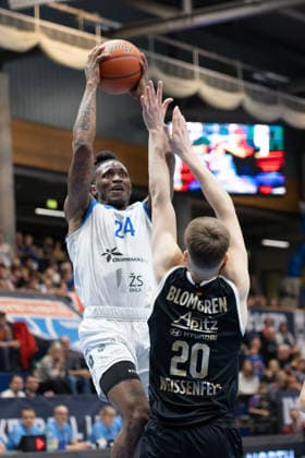 Lamb Autrey (BKO, 24), Perttu Blomgren (MBC, 20), Syntainics MBC vs. BK Olomoucko, European North Basketball League, Achtelfinale, 2025 26, Deutschland, Tschechien, 11.03.2026. Weissenfels Stadthalle Sachsen-Anhalt Deutschland