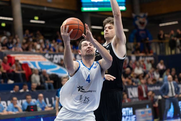 Adam Goga (BKO, 4), Perttu Blomgren (MBC, 20), Syntainics MBC vs. BK Olomoucko, European North Basketball League, Achtelfinale, 2025 26, Deutschland, Tschechien, 11.03.2026. Weissenfels Stadthalle Sachsen-Anhalt Deutschland