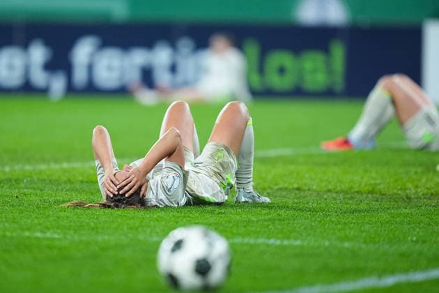 11.03.2025, xydrx, Fußball, DFB-Pokal Viertelfinale Frauen, SGS Essen - SV Werder Bremen, Saison 2025 2026, Stadion an der Hafenstraße: Maja Sternad (SV Werder Bremen, 11) entäsucht nach der 1:0 Niederlage am Boden DFB regulations prohibit any use of photographs as image sequences and or quasi-video. Copyright: HMBxMedia YannisxDreimann