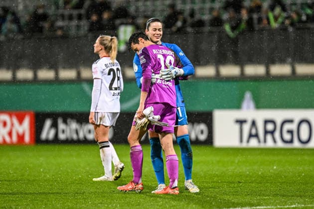 Fußball I Frauen I Saison 2025-2026 I DFB-Pokal I VfL Wolfsburg - Eintracht Frankfurt I 11.03.2026 Lina Altenburg (12, Eintracht Frankfurt) wird nach dem Pokalaus von ihrer ehemaligen Teamkollegin Stina Johannes (1, VfL Wolfsburg) getröstet Wolfsburg AOK Stadion Niedersachsen Deutschland Copyright: xLobeca InesxHähnelx