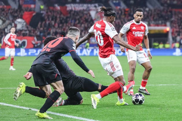 Fußball Champions League Achtelfinale Bayer 04 Leverkusen - FC Arsenal am 11.03.2026 in der BayArena in Leverkusen Malik Tillman ( Leverkusen ), links - foult Noni Madueke ( Arsenal ), rechts