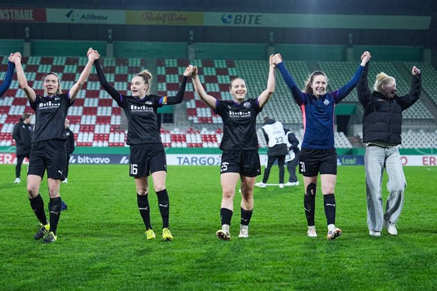 11.03.2025, xydrx, Fußball, DFB-Pokal Viertelfinale Frauen, SGS Essen - SV Werder Bremen, Saison 2025 2026, Stadion an der Hafenstraße: Lena Ostermeier (SGS Essen, 18) Jacqueline Meißner (SGS Essen, 16) Paulina Platner (SGS Essen, 25) und Jana Feldkamp (SGS Essen, 31) bejubeln den 1:0 Sieg DFB regulations prohibit any use of photographs as image sequences and or quasi-video. Copyright: HMBxMedia YannisxDreimann