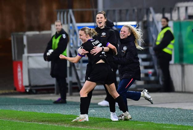 Fußball Frauen DFB-Pokal Saison 2025 2026 Viertelfinale: SGS Essen - Werder Bremen am 11.03.2026 im Stadion an der Hafenstraße in Essen Helen Jaques ( Trainerin SGS Essen ) freut sich mit ihren Spielerinnen über den Sieg DFB regulations prohibit any use of photographs as image sequences and or quasi-video. Nordrhein-Westfalen Deutschland