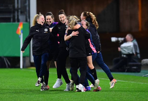 Fußball Frauen DFB-Pokal Saison 2025 2026 Viertelfinale: SGS Essen - Werder Bremen am 11.03.2026 im Stadion an der Hafenstraße in Essen Helen Jaques ( Trainerin SGS Essen ), mitte freut sich mit ihren Spielerinnen über den Sieg DFB regulations prohibit any use of photographs as image sequences and or quasi-video. Nordrhein-Westfalen Deutschland