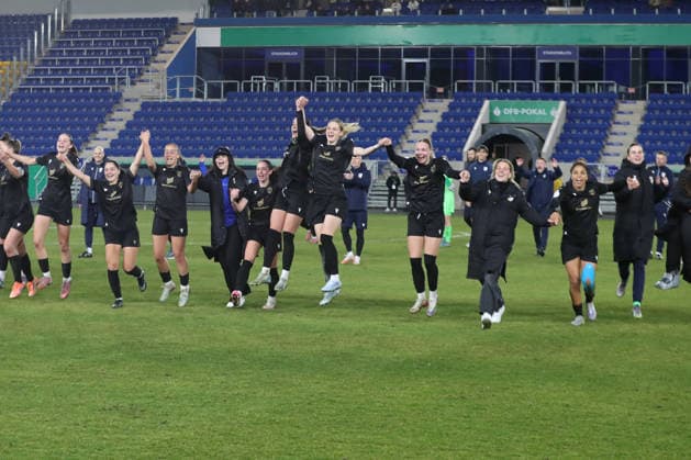 DFB-Pokal Frauen: FC Carl Zeiss Jena - SC Sand 1946; 11.03.26 Das Team von Jena jubelt gemeinsam zu den Fans, Freude, Emotionen, Sieg. Fußball, DFB-Pokal Frauen, Viertelfinale: FC Carl Zeiss Jena vs. SC Sand 1946 am 11.03.26 im Ernst-Abbe-Sportfeld ad hoc arena, Jena. DFL REGULATIONS PROHIBIT ANY USE OF PHOTOGRAPHS AS IMAGE SEQUENCES AND OR QUASI-VIDEO. Copyright: xBEAUTIFULxSPORTS JanxKaeferx