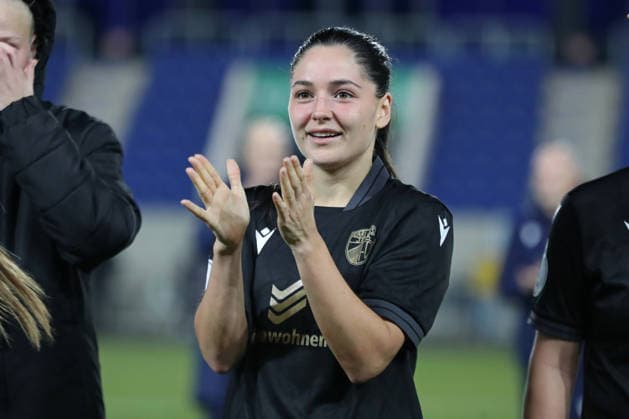DFB-Pokal Frauen: FC Carl Zeiss Jena - SC Sand 1946; 11.03.26 Olivia Matilde Johansson Alcaide (9, Carl Zeiss Jena) applaudiert den Fans. Fußball, DFB-Pokal Frauen, Viertelfinale: FC Carl Zeiss Jena vs. SC Sand 1946 am 11.03.26 im Ernst-Abbe-Sportfeld ad hoc arena, Jena. DFL REGULATIONS PROHIBIT ANY USE OF PHOTOGRAPHS AS IMAGE SEQUENCES AND OR QUASI-VIDEO. Copyright: xBEAUTIFULxSPORTS JanxKaeferx