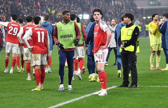 11.03.2026, xhbx, Fussball UEFA Champions League, Bayer 04 Leverkusen - FC Arsenal London v.l. Mannschaft, Spieler von Arsenal London FC nach Abpfiff bei den Fans, Declan Rice (Arsenal London FC) (DFL DFB REGULATIONS PROHIBIT ANY USE OF PHOTOGRAPHS as IMAGE SEQUENCES and or QUASI-VIDEO) Leverkusen