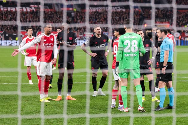 11.03.2026, Fussball, Achtelfinale der UEFA Champions League, Bayer 04 Leverkusen - Arsenal London, Die Spieler diskutieren mit Schiedsrichter Halil Umut Meler (TUR). Leverkusen BayArena NRW Deutschland xRHR-FOTO DEx Copyright: DennisxEwert RHR-FOTOx RHR-FOTO DE
