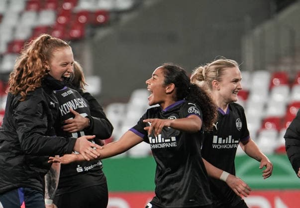 Deutschland: DFB-Pokal Frauen 2025 2026, SGS Essen vs SV Werder Bremen, Mittwoch 11.03.2026 Stadion an der Hafenstraße (Nordrhein-Westfalen, Deutschland) Freude SGS Essen nach dem Spiel Emotionen Sieger Jubel Ella Touon (SGS Essen, 32) Copyright: xMerlexKölkingx