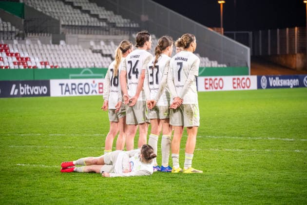 Deutschland: Fussball DFB Pokal Frauen-Viertelfinale 2025 2026 - SGS Essen vs SV Werder Bremen - Stadion an der Hafenstrasse (Essen): Freistoßmauer Lara Schmidt (SV Werder Bremen, 24) Larissa M?hlhaus (SV Werder Bremen,7) Juliane Wirtz (SV Werder Bremen, 28) Copyright: xOrhanxHabashx