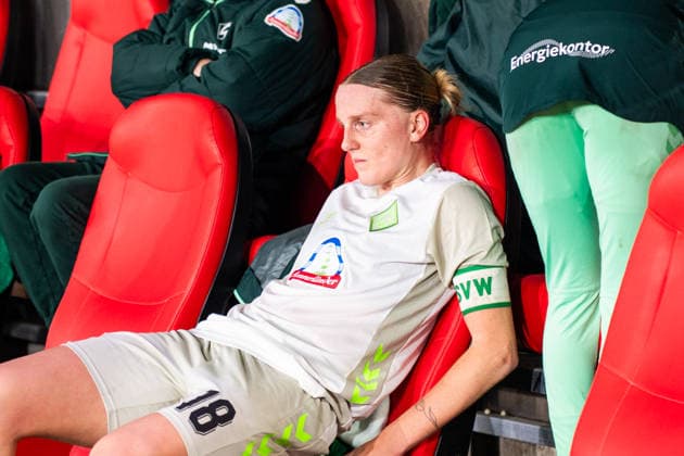 Deutschland: Fussball DFB Pokal Frauen-Viertelfinale 2025 2026 - SGS Essen vs SV Werder Bremen - Stadion an der Hafenstrasse (Essen): nach der Niederlage Lina Hausicke (SV Werder Bremen, 18) Gesichtsausdruck, Emotionen Copyright: xOrhanxHabashx