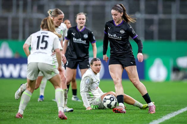 2026.03.11, Fußball, DFB-Pokal Frauen, SGS Essen - SV Werder Bremen, Viertelfinale, Stadion an der Hafenstraße, Damen, Saison 2025 2026: Laureta Elmazi (SGS Essen 11) im Zweikampf gegen Michelle Weiß (Werder Bremen 15) DFB regulations prohibit any use of photographs as image sequences and or quasi-video. Nordrhein-Westfalen Deutschland